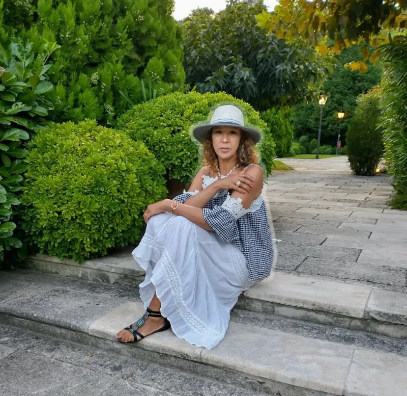 Soraya, fondatrice de Look & Style, assise dans un jardin